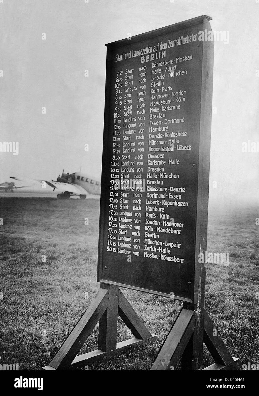 Anzeigetafel am Flughafen Berlin Tempelhof, 1932 Stockfoto