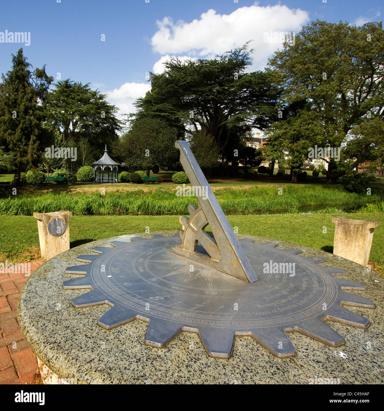 Rotary Club-Sonnenuhr mit Egerton Lodge Memorial Garden und Pavillon über Melton Mowbray, Leicestershire, England, UK Stockfoto