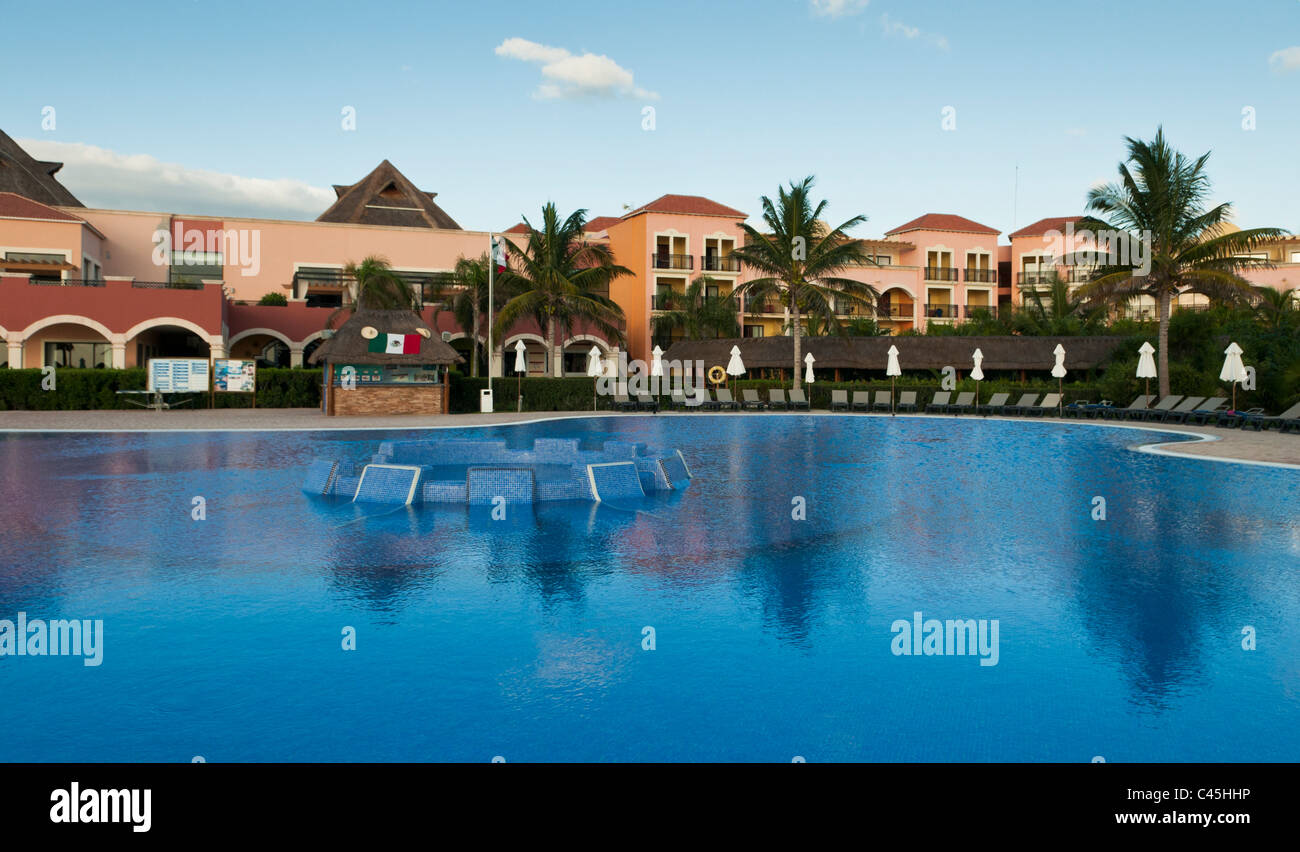 Großer Swimmingpool in einem Ferien-Resort entlang der Riviera Maya auf der Yucatán-Halbinsel, Mexiko in der westlichen Karibik. Stockfoto