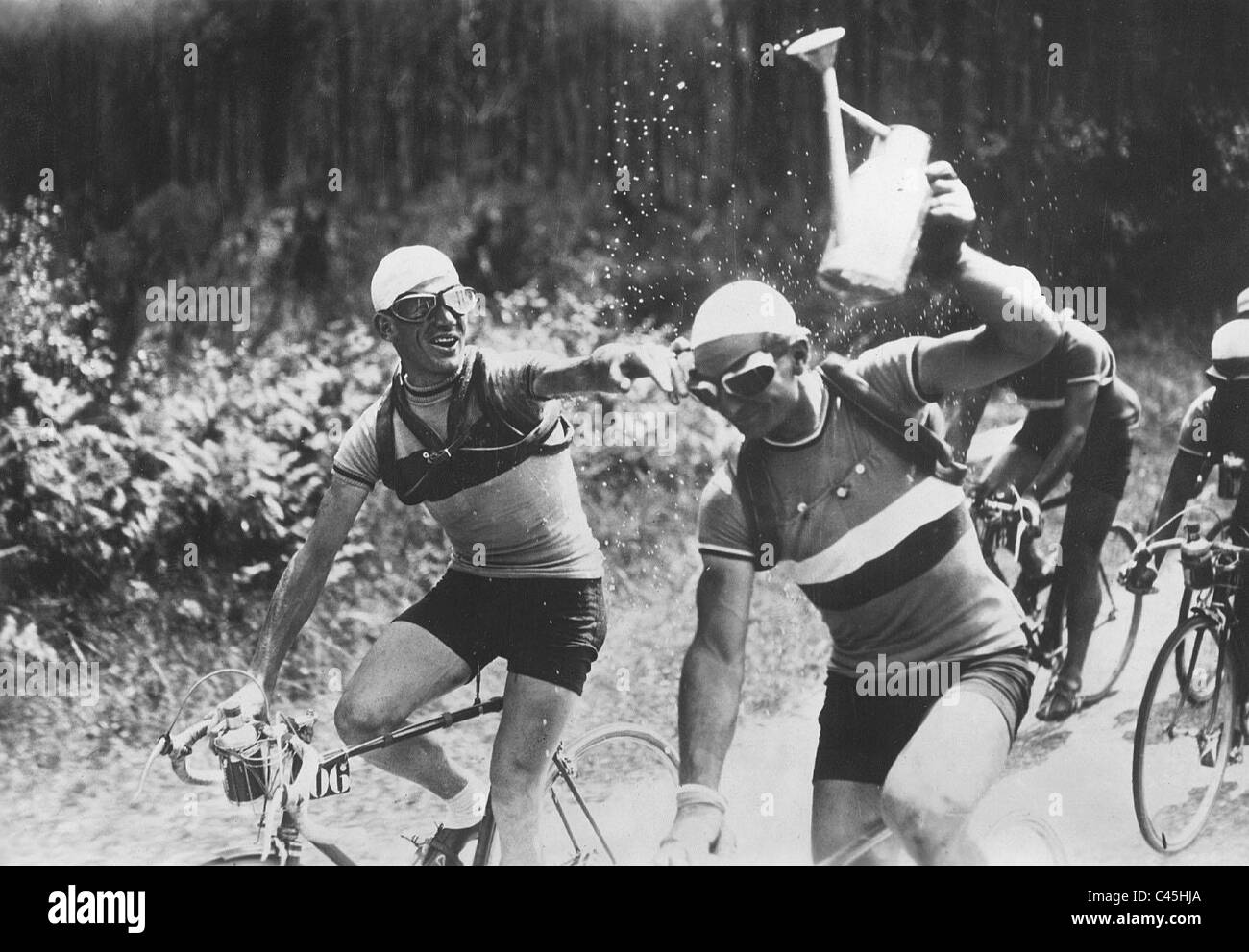 Roger Lapebie begießst Mario Vicini in eine Etappe der Tour de France, 1937 Stockfoto