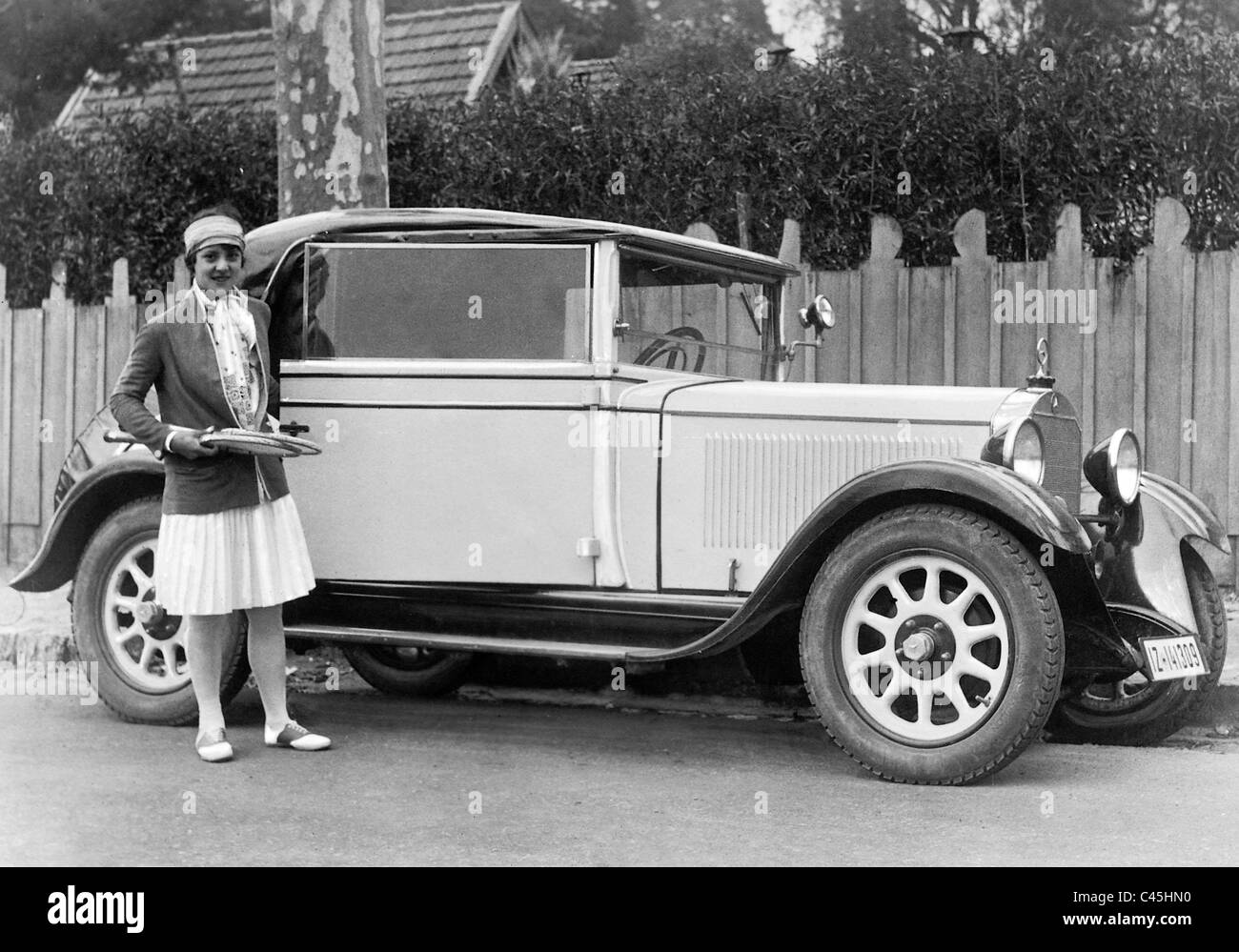 Cilly Aussem vor ihrem Mercedes-Benz Cabrio, 1928 Stockfoto