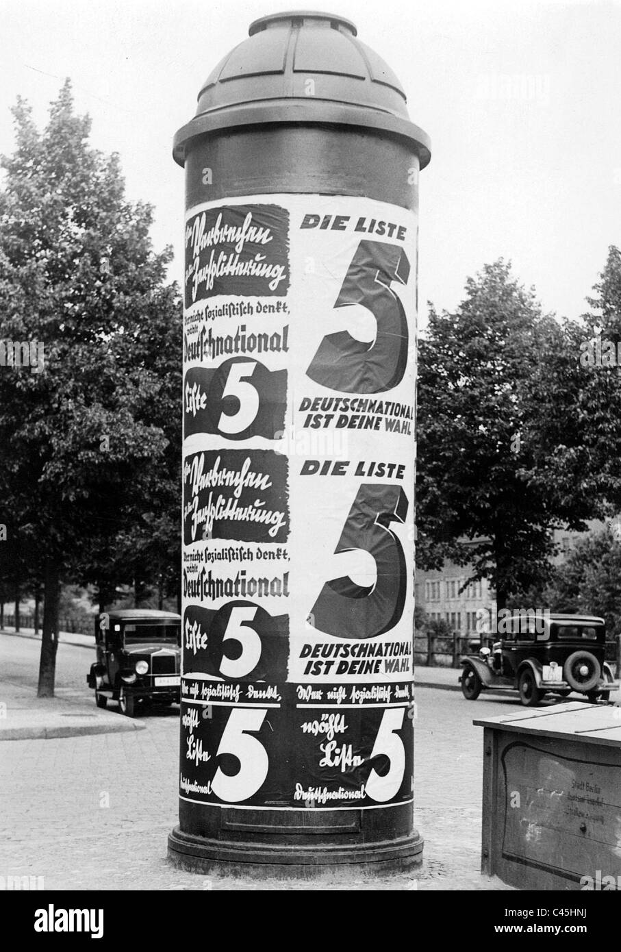 Wahlplakate der DNVP auf eine Litfaßsäule in Berlin Tempelhof, 1932 Stockfoto