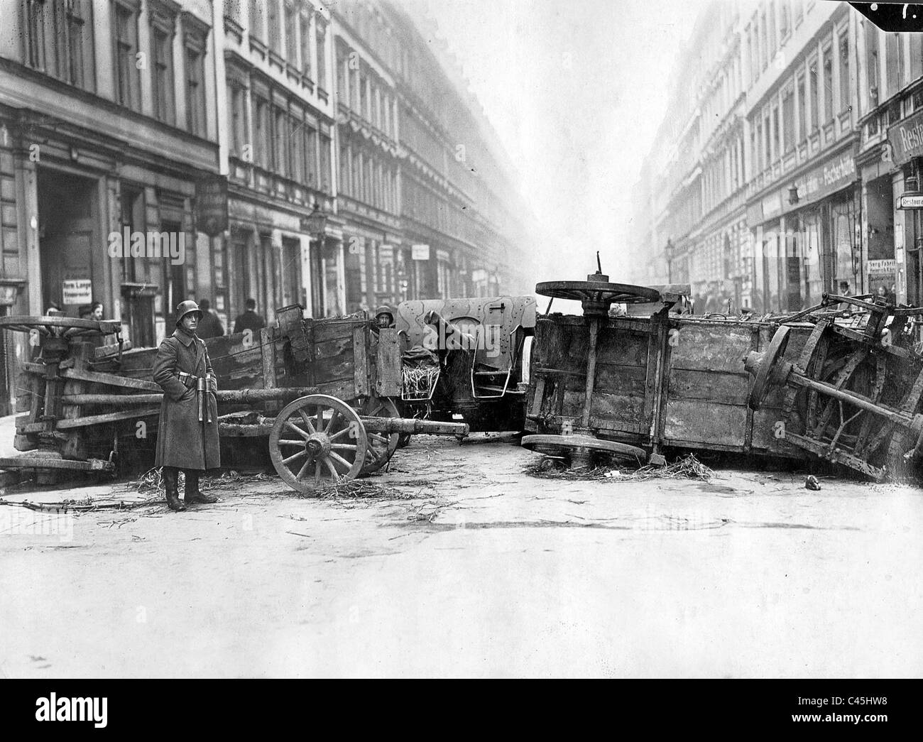 Straßensperrung während der Spartacist Aufstand in Berlin, 1919 Stockfoto