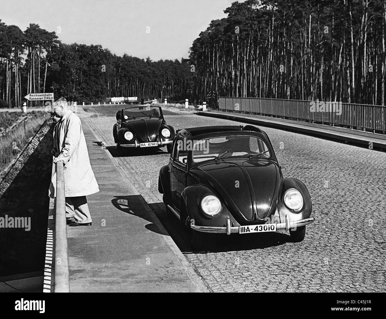 VW Käfer auf einer Autobahnbrücke, 1939 Stockfoto