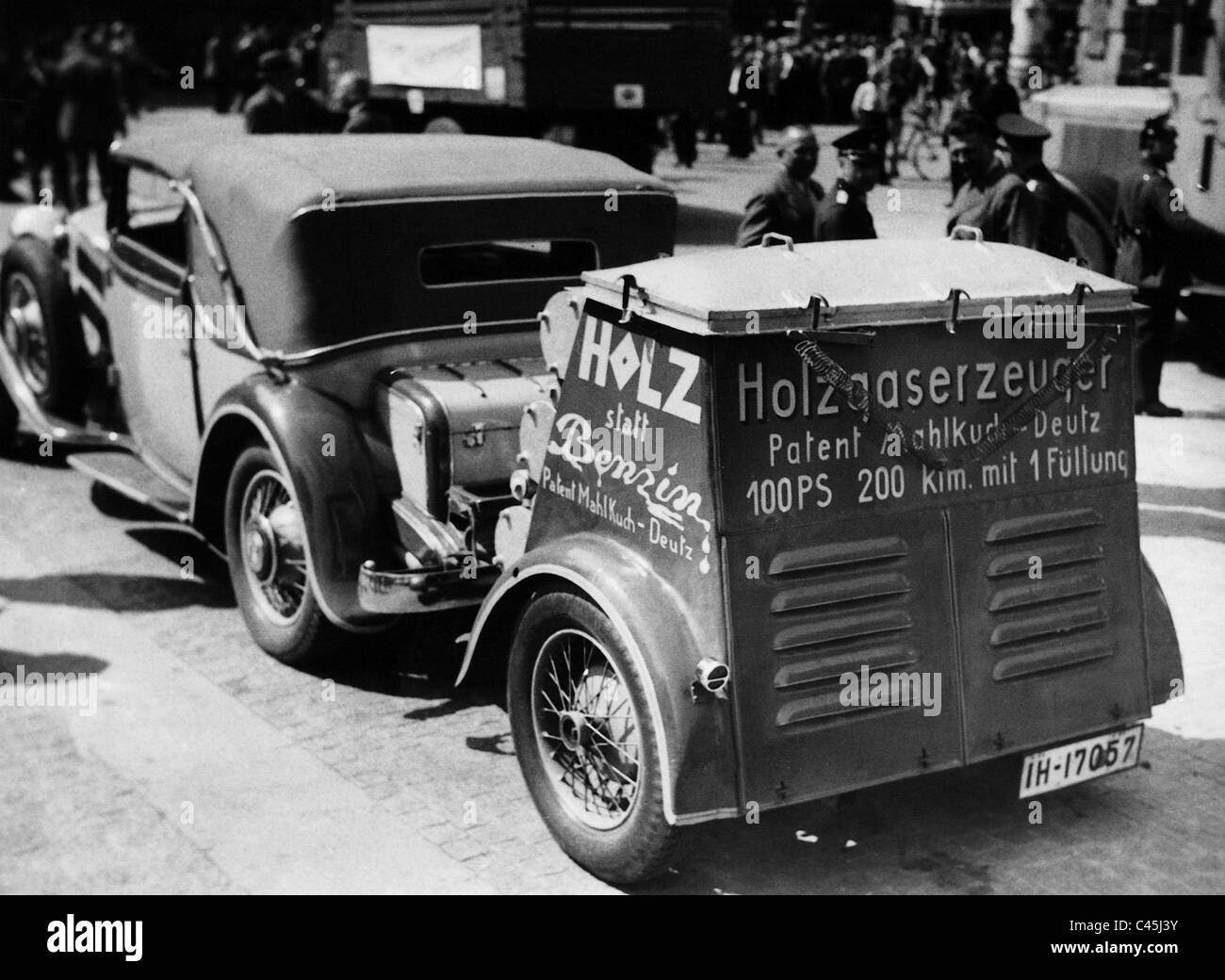 Ausstellungstournee von Autos mit Gas Holz macht, 1935 Stockfoto