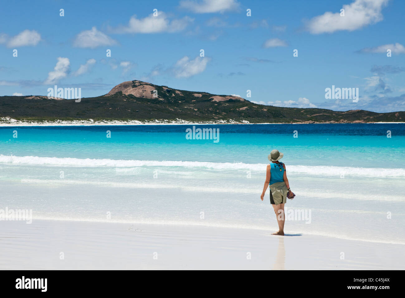 Frau im Lucky Bay Strand entlang spazieren. Cape Le Grand Nationalpark, Esperance, Western Australia, Australien Stockfoto