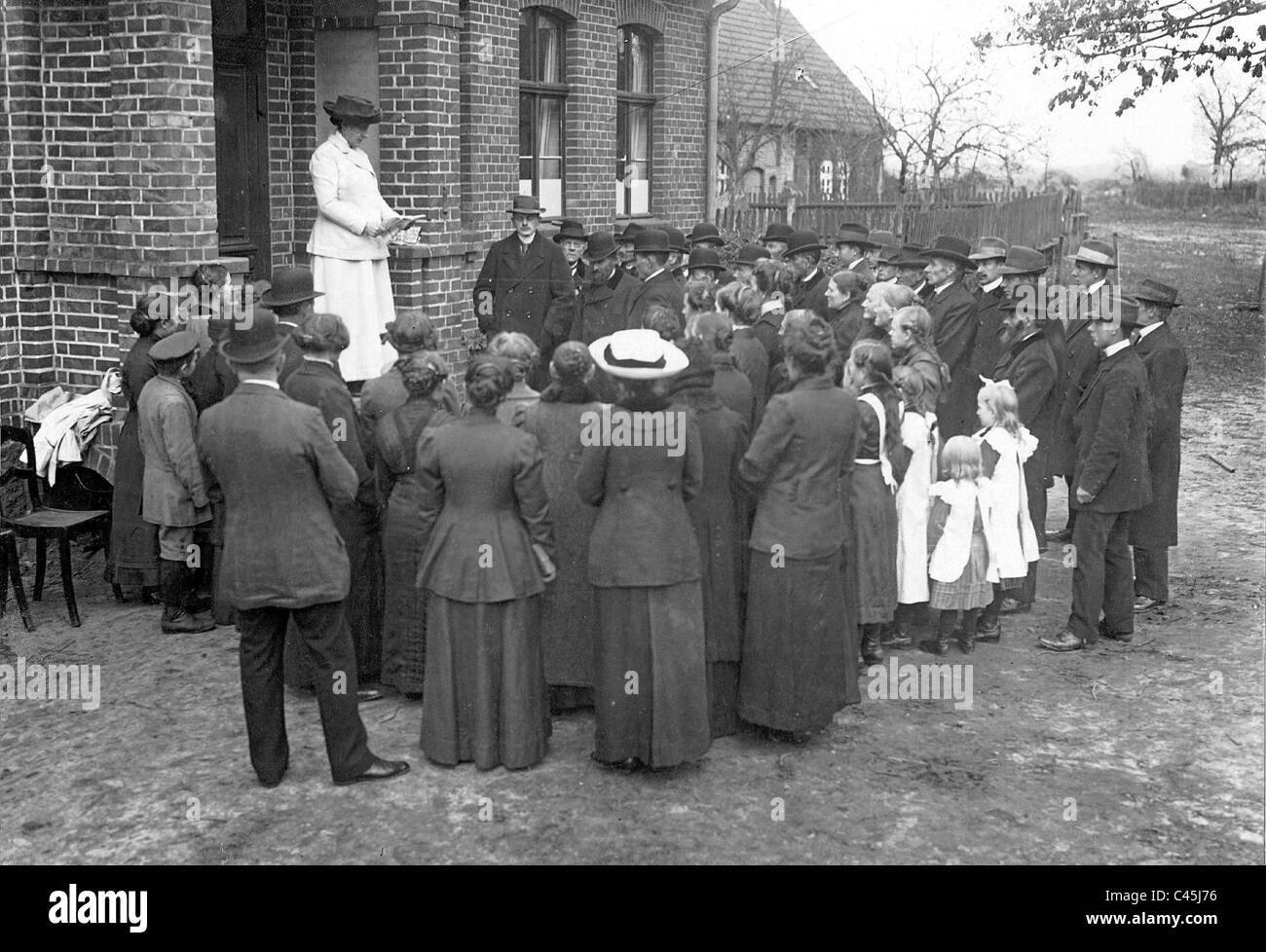 Châtelaine liest die neuesten Sendungen an die Leute vom Land, 1914 Stockfoto