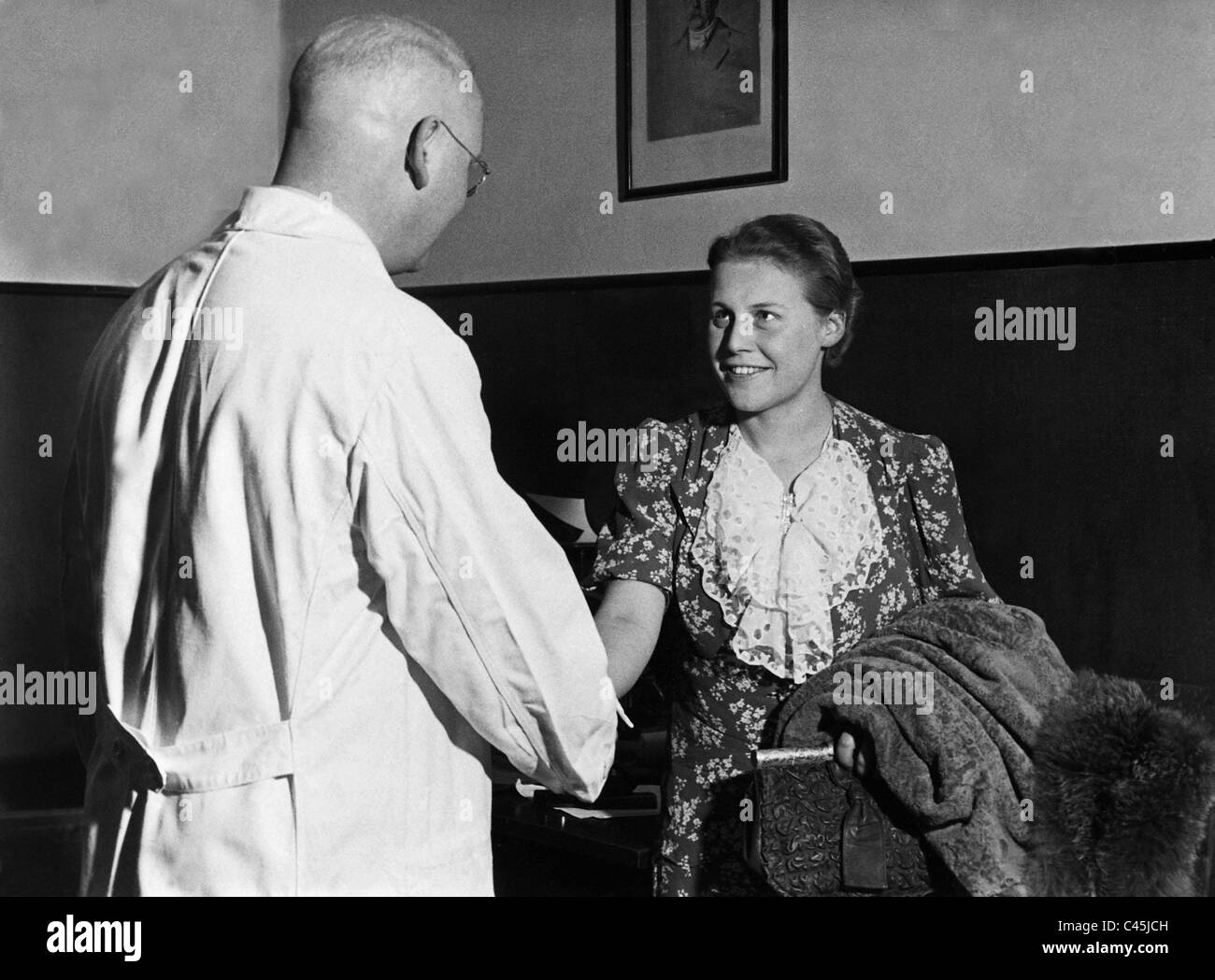 Arzt mit Patienten, 1935 Stockfoto