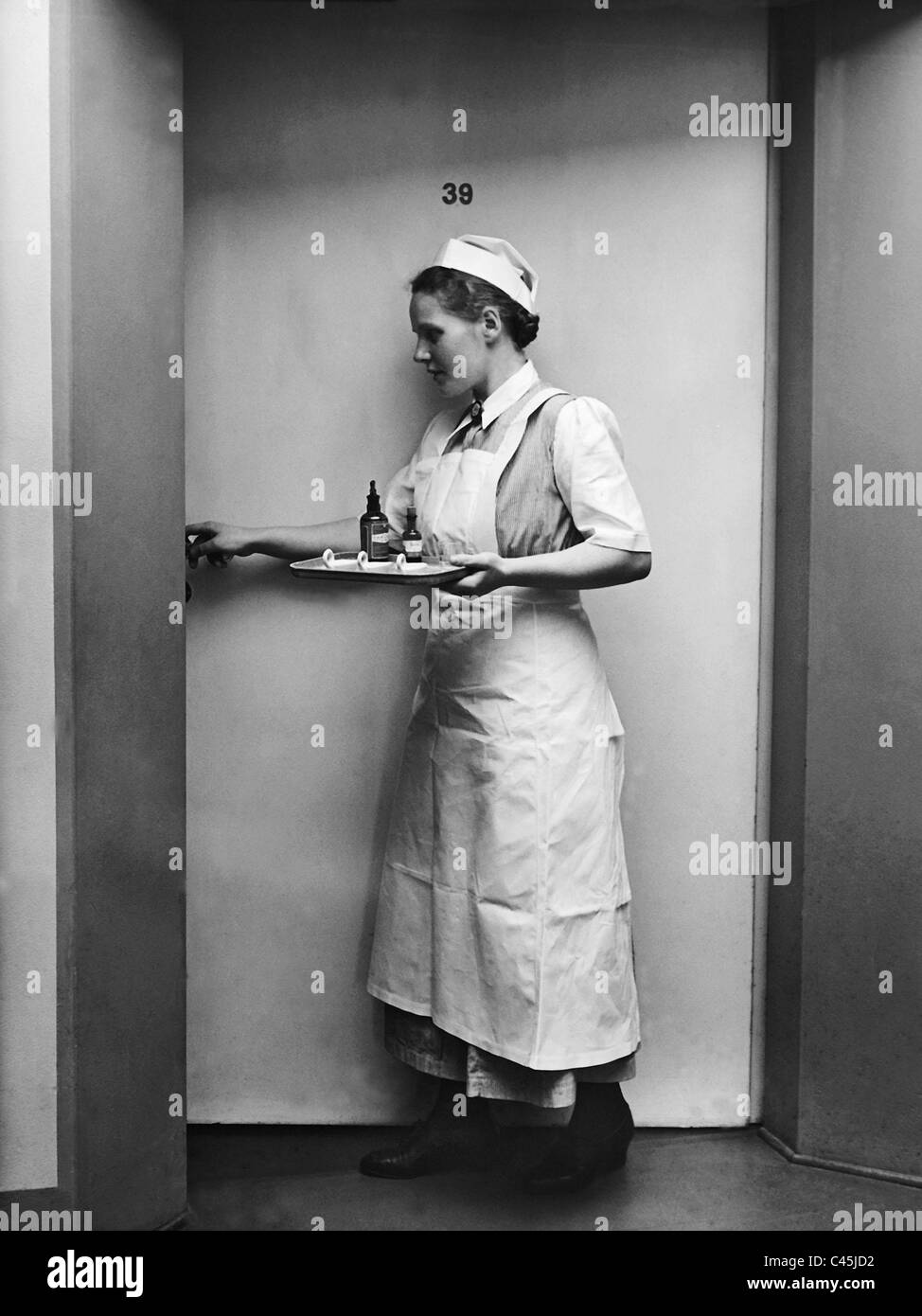 Krankenschwester in einem Krankenhaus in Cottbus, 1939 Stockfoto