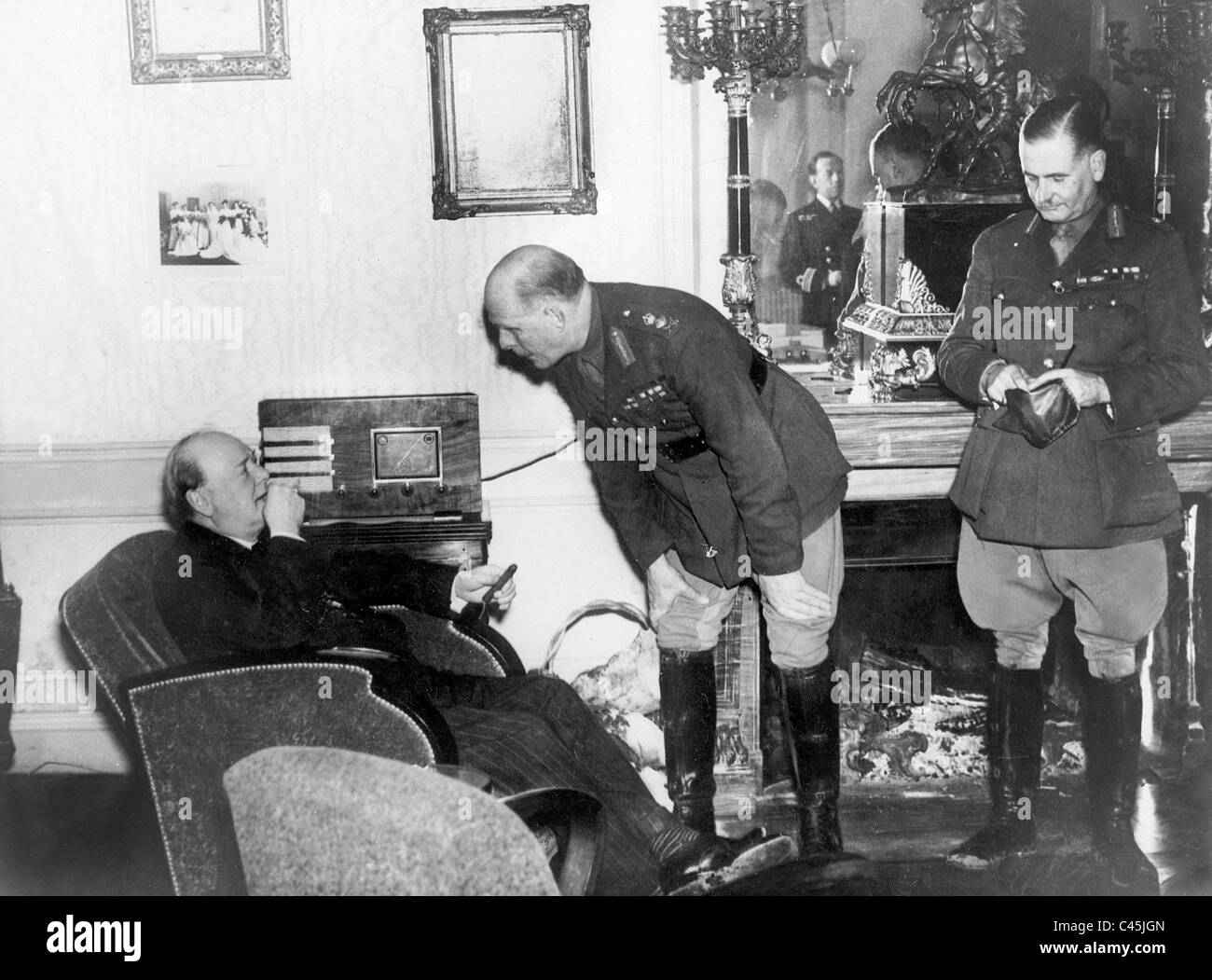 Winston Churchill in Gesprächen mit britischen Offizieren in Frankreich, 1939 Stockfoto