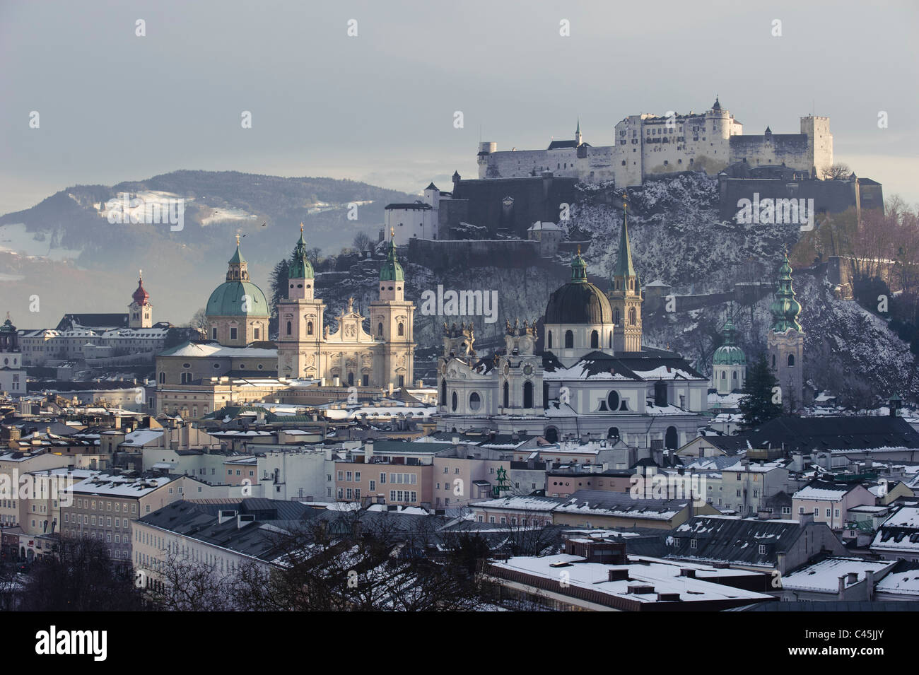Panoramablick über die Stadt Salzburg in Österreich im winter Stockfoto