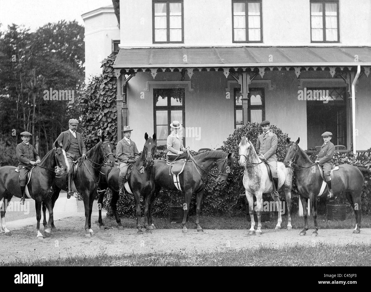 Großartiger Herzog Friedrich Franz IV. Mecklenburg mit Familie auf seinem Anwesen, 1902 Stockfoto