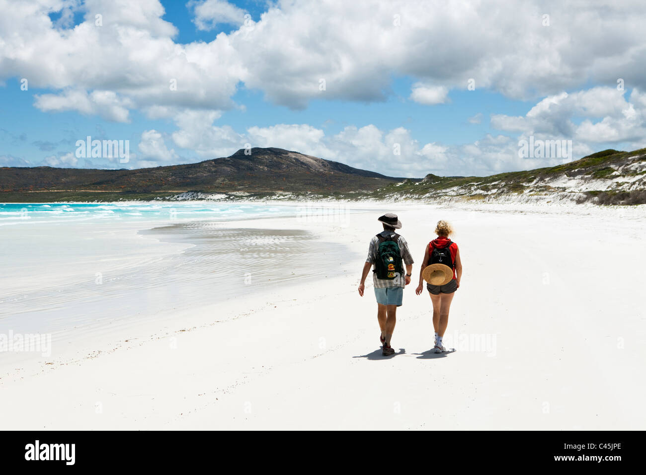 Paar im Lucky Bay Strand entlang spazieren. Cape Le Grand Nationalpark, Esperance, Western Australia, Australien Stockfoto