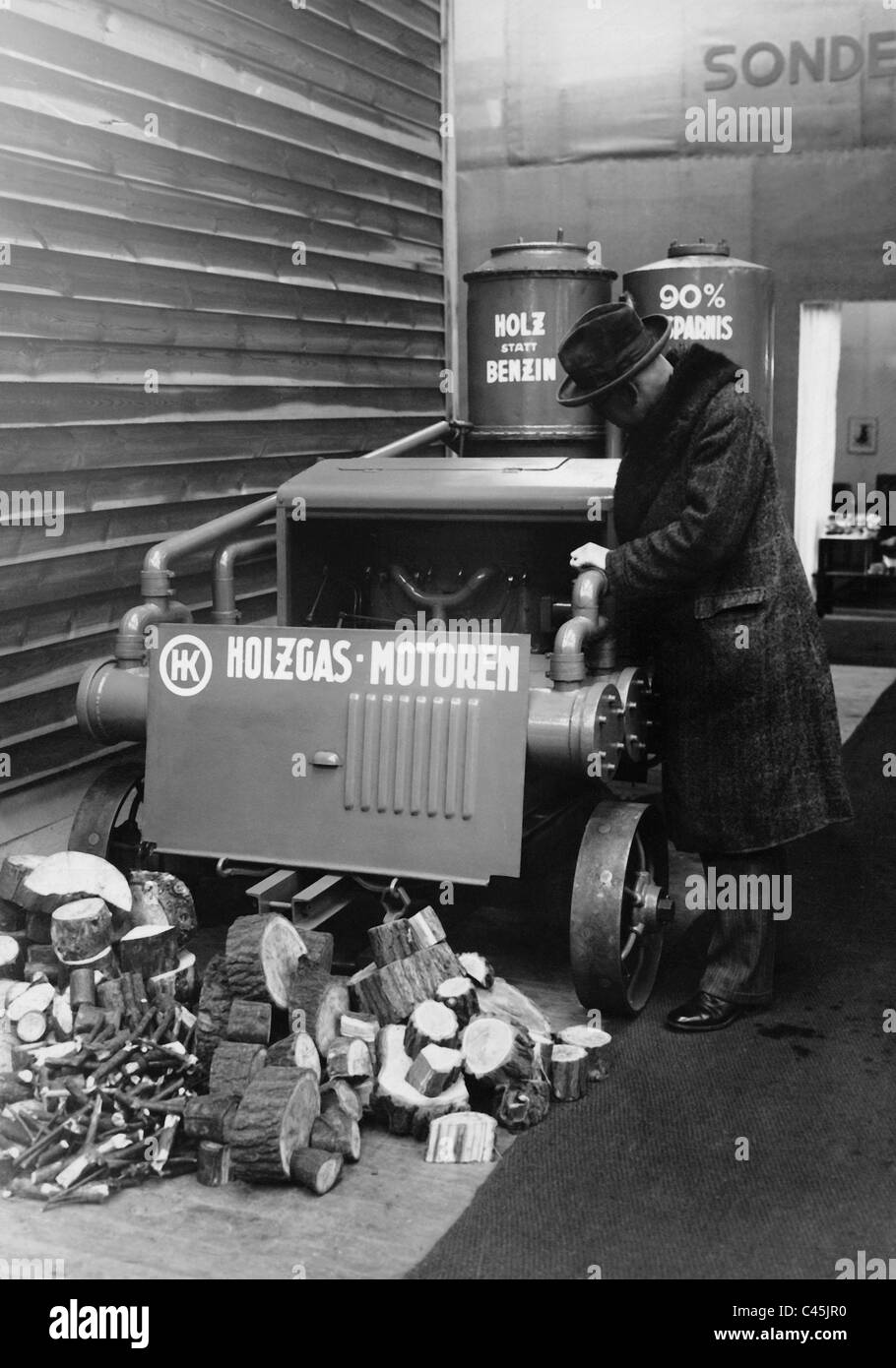 Holz-Gas-Generator auf der Grünen Woche, 1932 Stockfoto