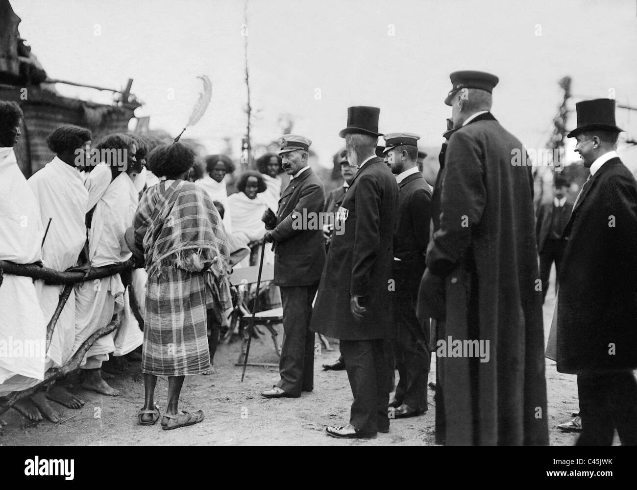 Kaiser Wilhelm II. im Gespräch mit Äthiopier im Hagebeck Zoo in Stellingen, 1913. Stockfoto