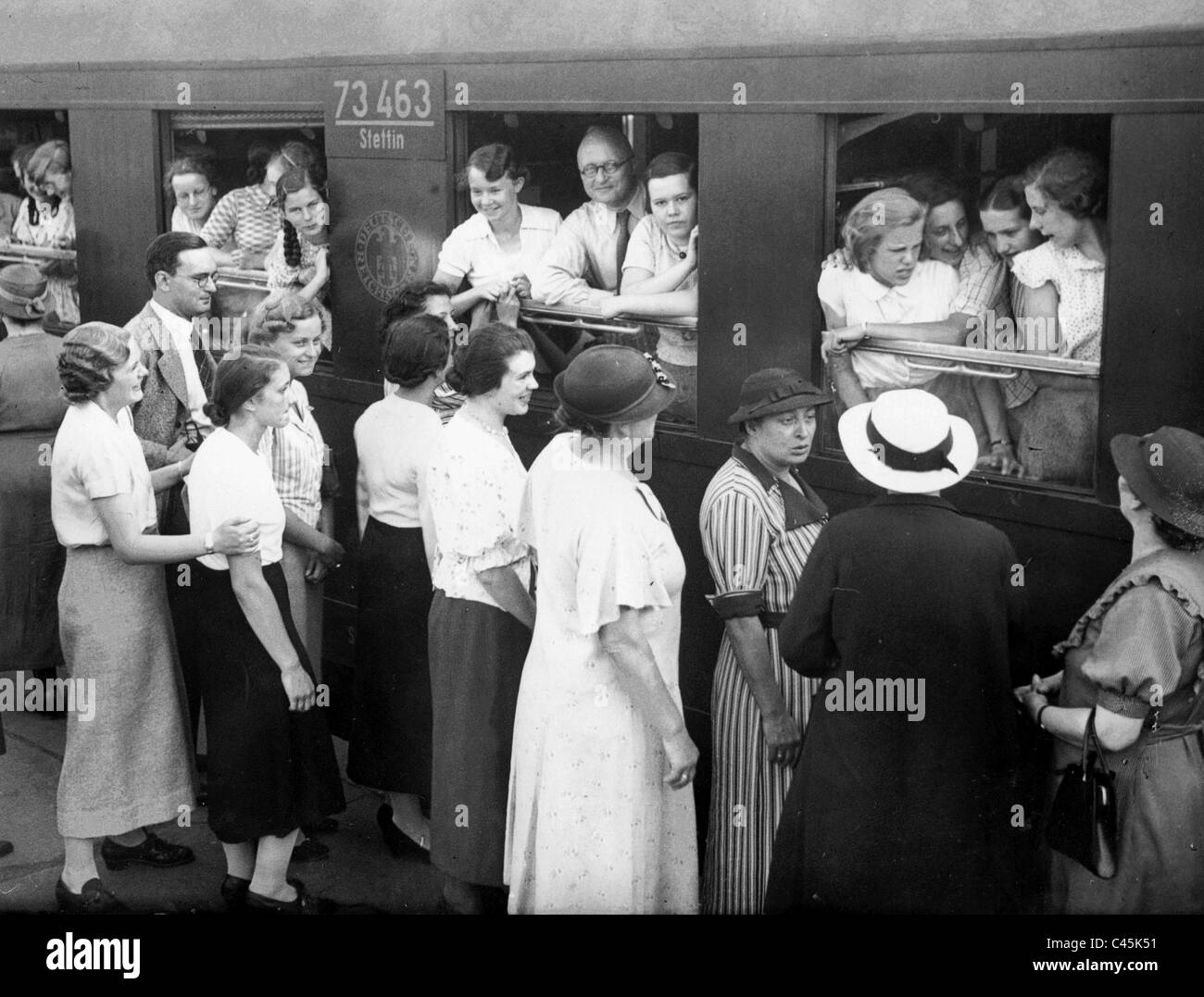 Verabschieden Sie Eltern mit ihren Kindern am Stettiner Bahnhof in Berlin, 1937 Stockfoto