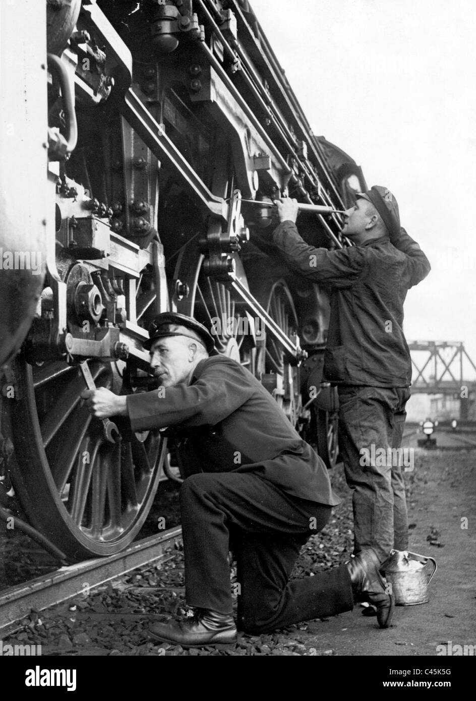 Wartung einer Dampflok, 1936 Stockfoto