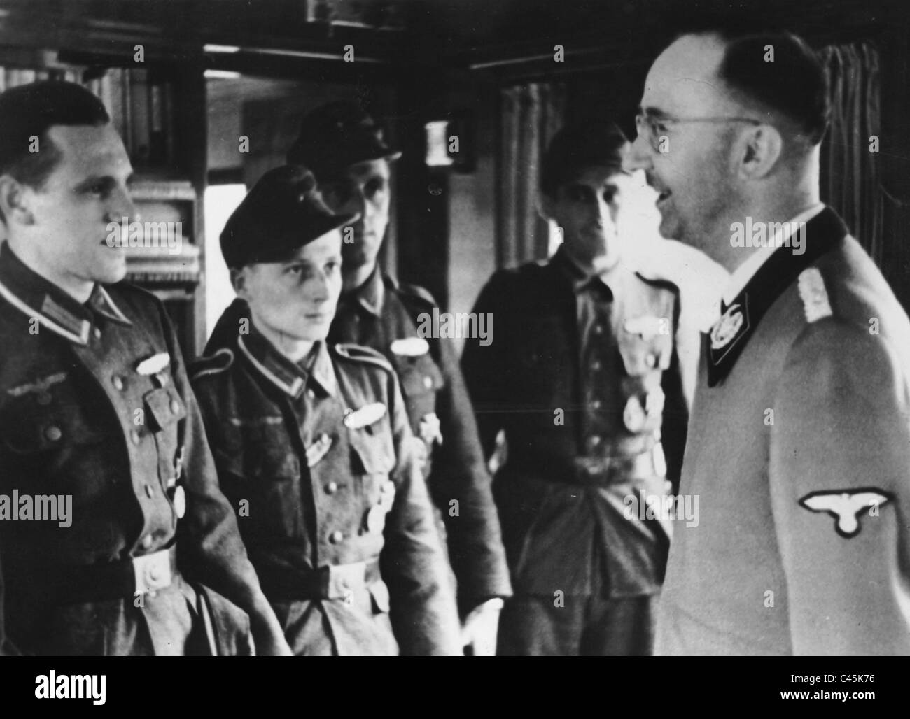 Heinrich Himmler präsentiert Krieg Medaillen, 1945 Stockfoto