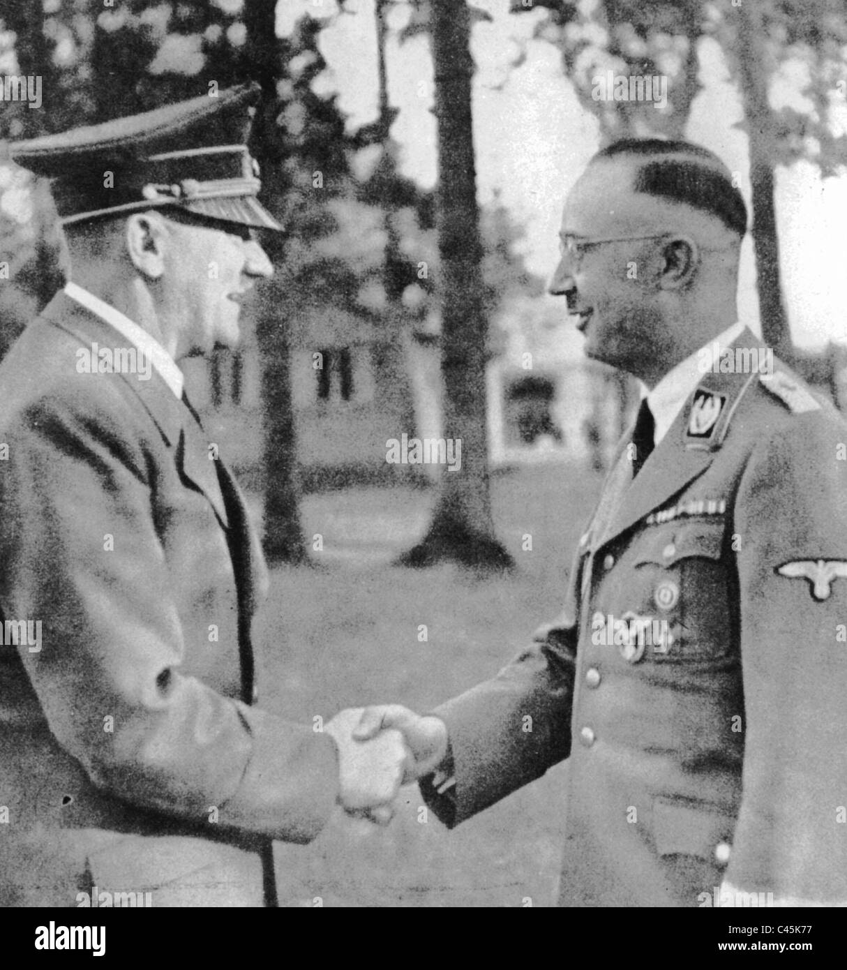 Adolf Hitler begrüßt Heinrich Himmler, 1943 Stockfoto