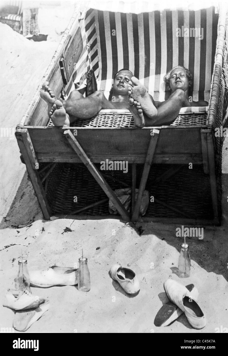 Schlafen im Strandkorb 1936 Stockfoto