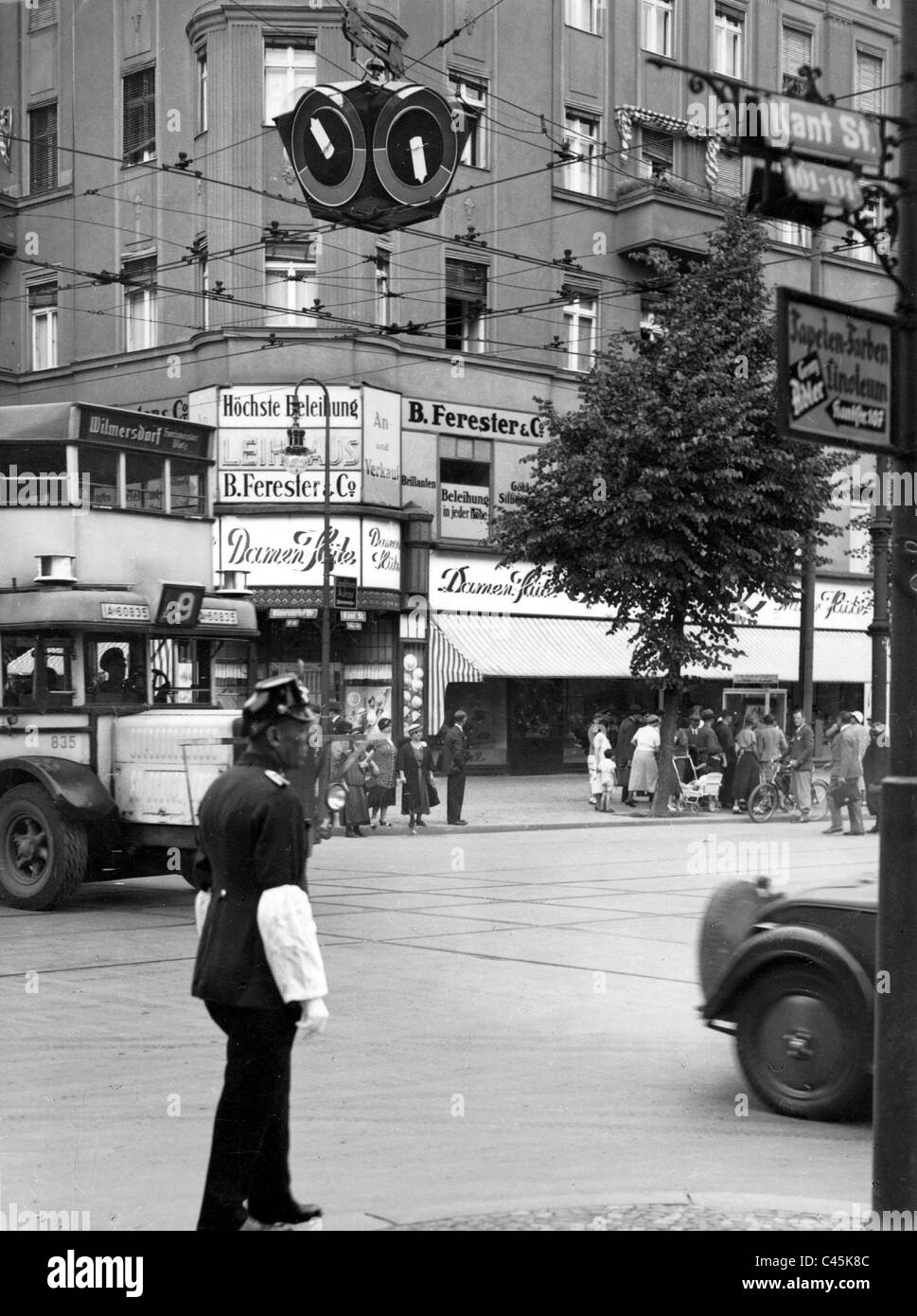 Ampel an einer Kreuzung in Berlin Stockfoto