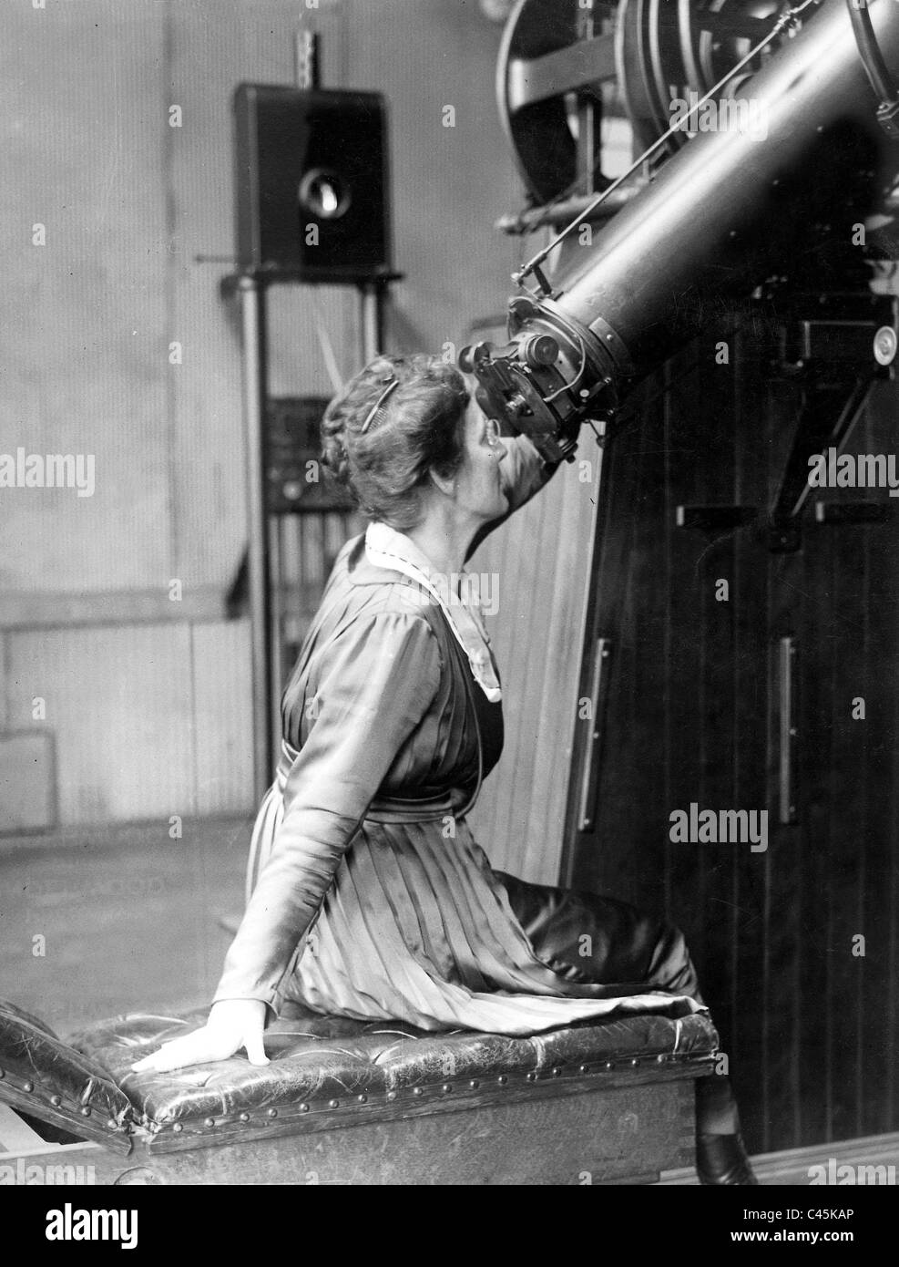 Weibliche Astronom an ein Teleskop, 1926 Stockfotografie Alamy