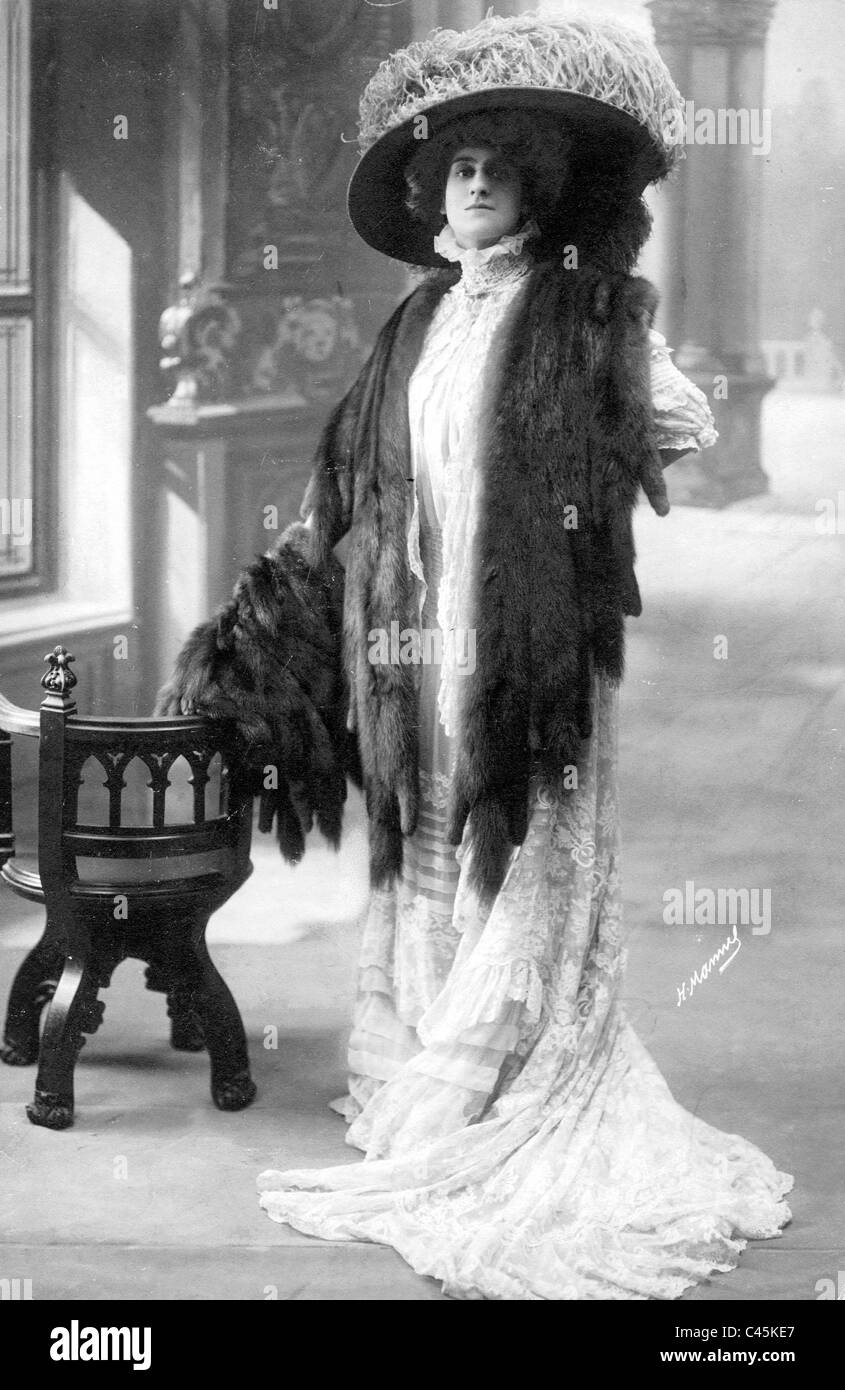 Damenmode Aus Den Ersten Beiden Jahrzehnten Des 20. Jahrhunderts  Stockfotografie - Alamy