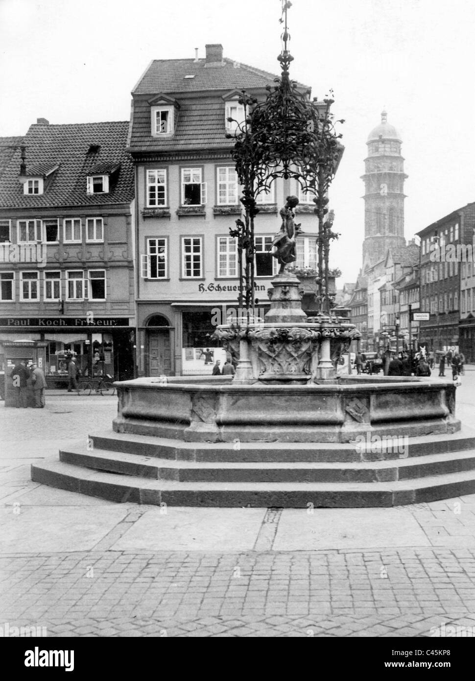 Rathausplatz in Göttingen mit dem Gaenseliesel-Brunnen. Stockfoto
