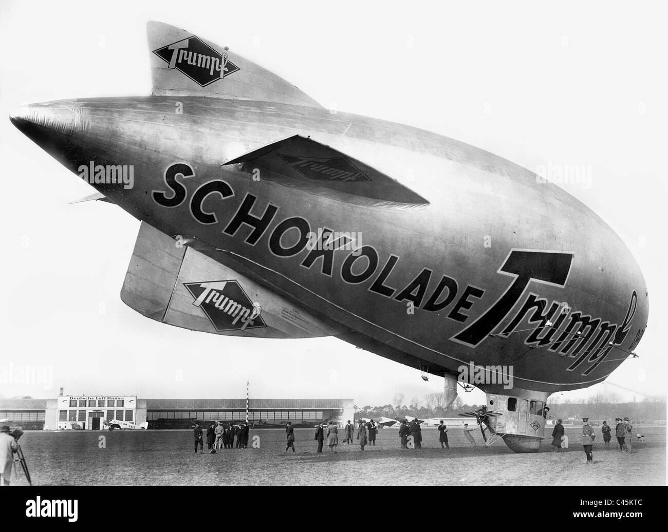Ein Luftschiff mit einer Schokoladen-Anzeige, 1930 Stockfoto