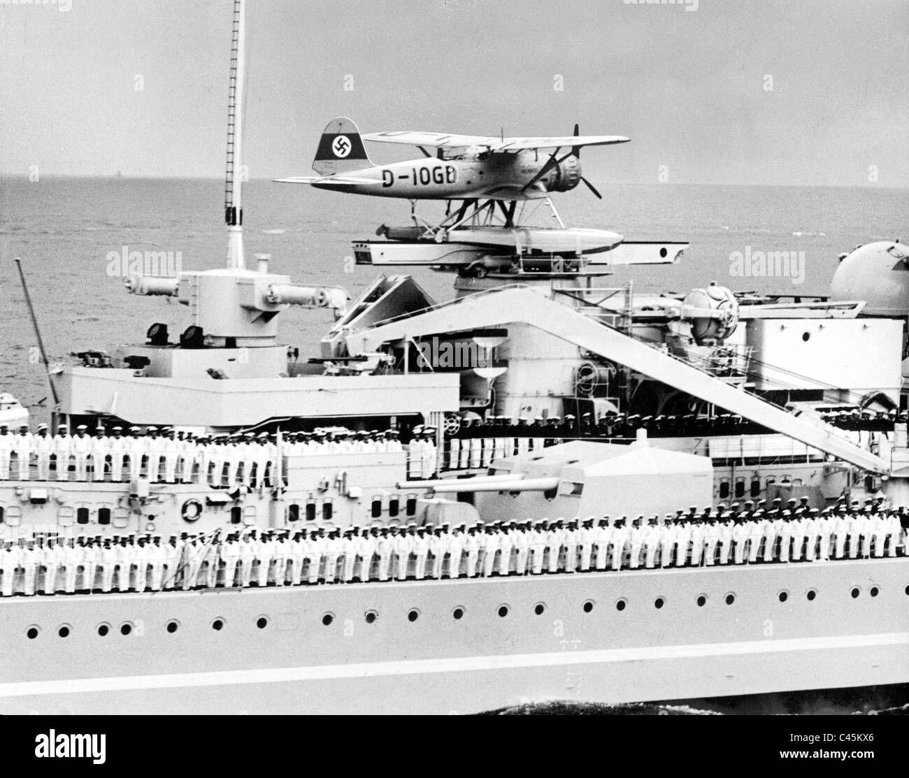 Wasserflugzeug an Bord des Schlachtschiffes "Gneisenau" Stockfoto