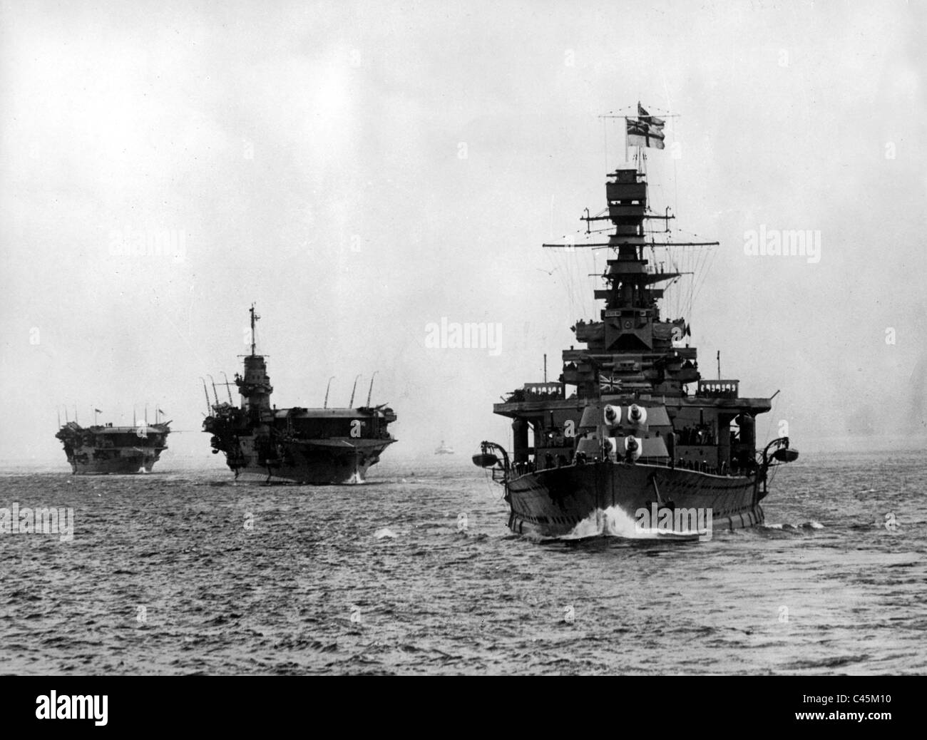 Die britische Marineeinheiten "Renown", "Mutig" und "Furious" Stockfoto