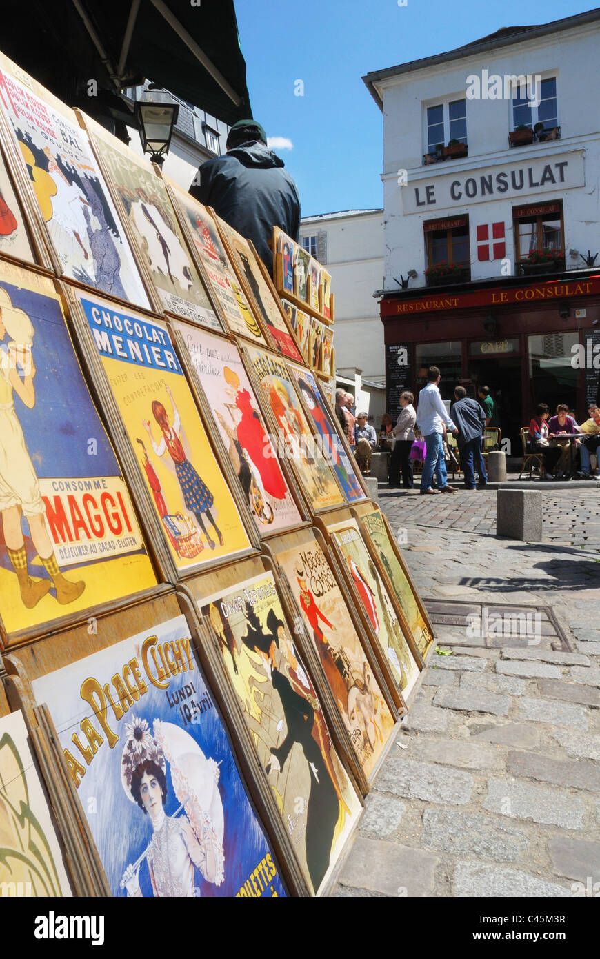 Art Nouveau Poster in einem Rack in den Straßen von Montmartre, Paris Stockfoto