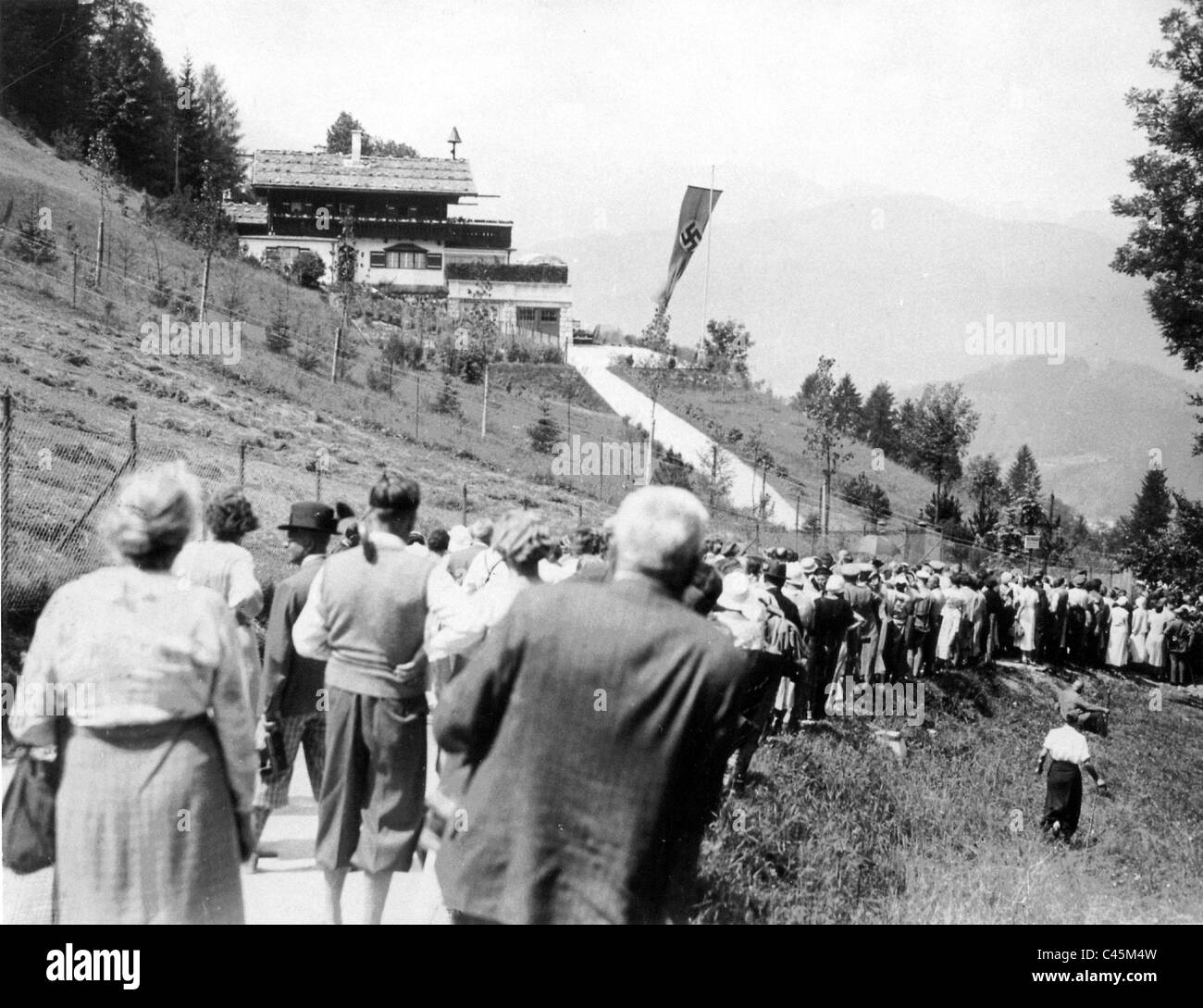 Zuschauer vor dem "Haus Wachenfeld" auf dem Obersalzberg Stockfoto