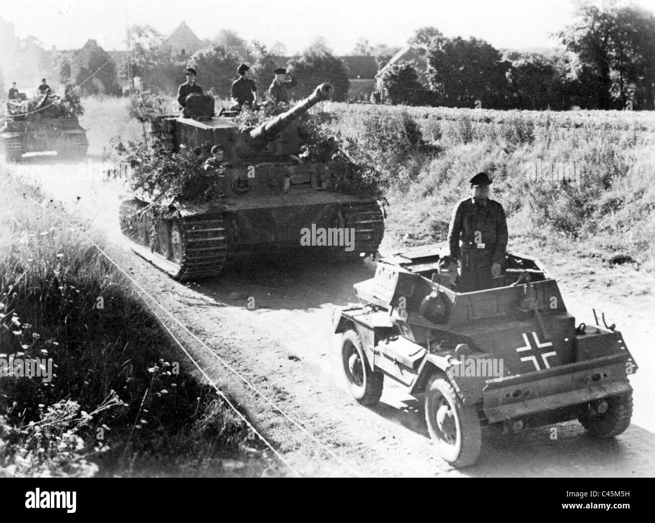 Фашистская техника. Немецкая танковая колонна (PZ Kpfw III),. Тигр в Нормандии 1944.