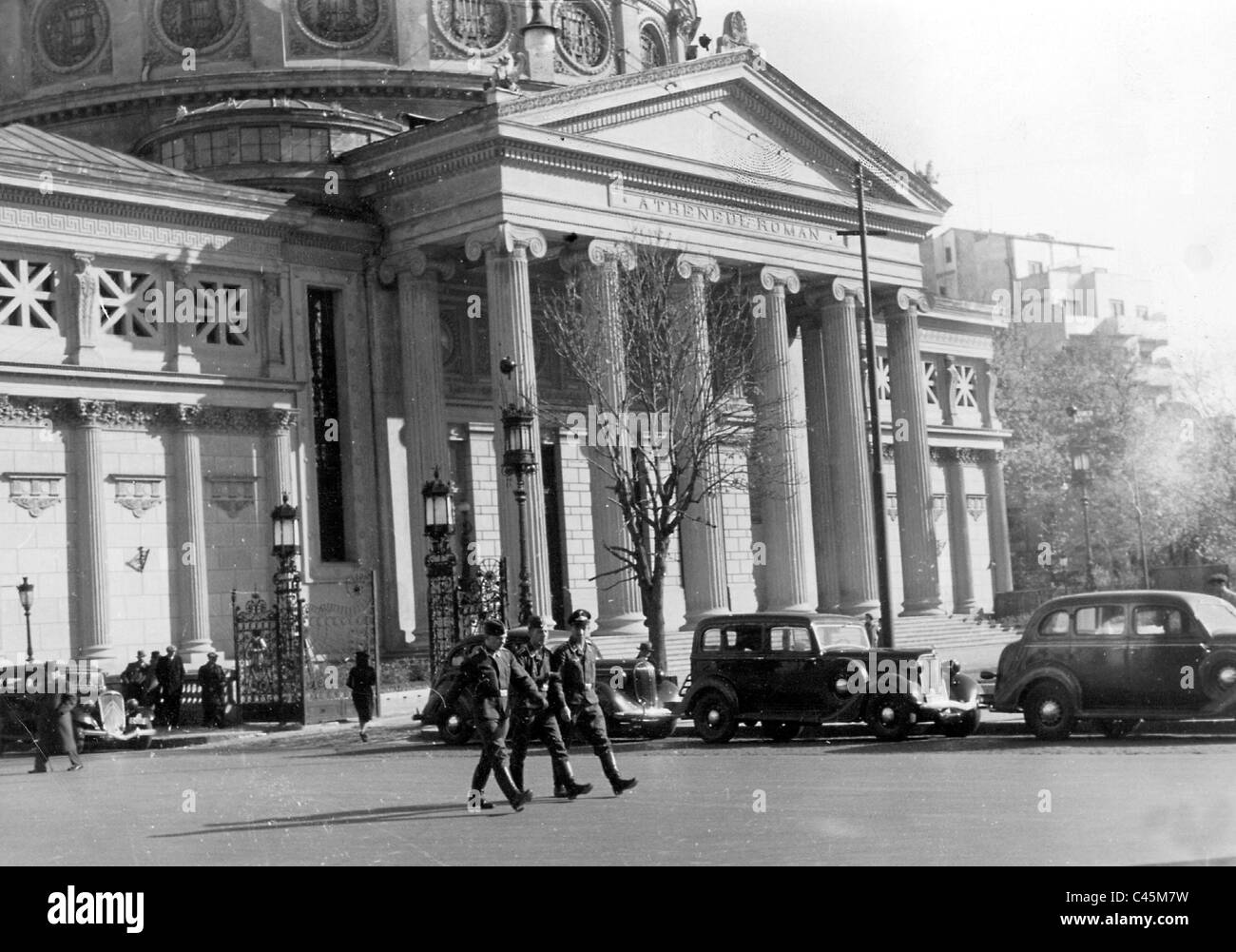 Deutsche Soldaten vor dem Athenaeum in Bukarest Stockfoto