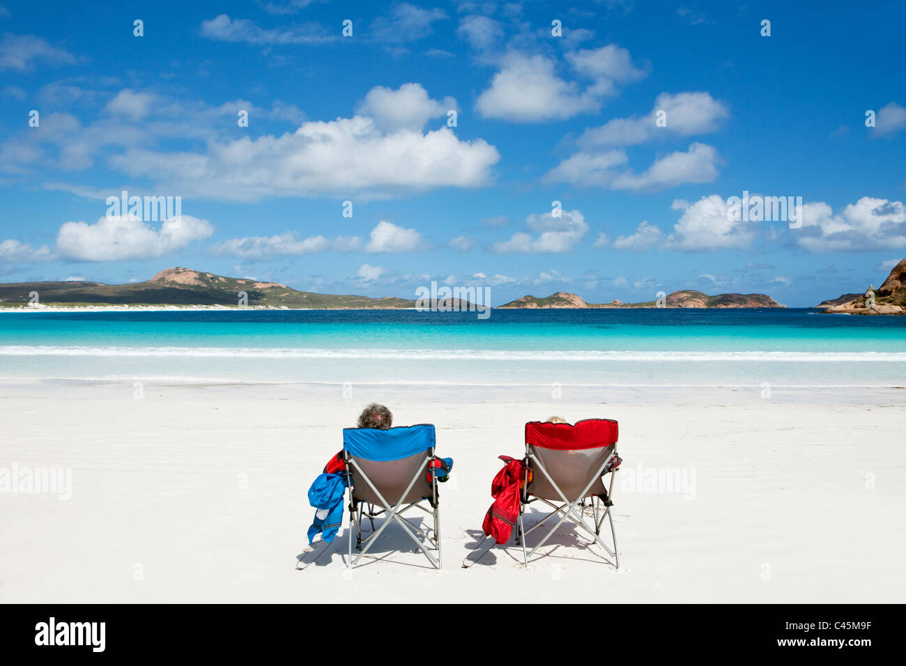 Paar am Strand von Lucky Bay entspannen. Cape Le Grand Nationalpark, Esperance, Western Australia, Australien Stockfoto