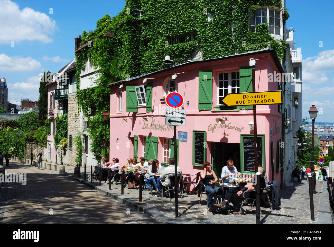 Menschen saßen vor einem Café in Montmartre, Paris Stockfoto