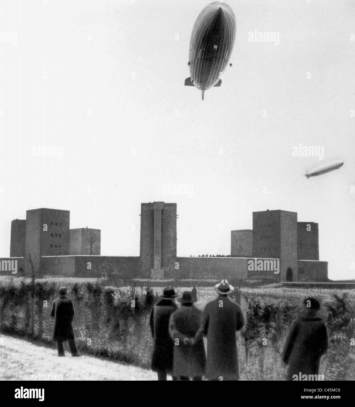 Die Luftschiffe "Graf Zeppelin" und "Hindenburg" über das Tannenberg-Denkmal, 1936 Stockfoto