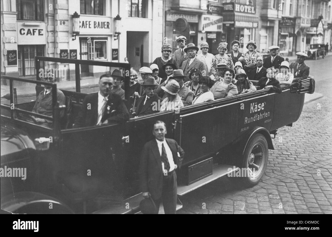 Eine Gruppe von Touristen auf einer geführten Tour von Berlin in den 30er Jahren Stockfoto