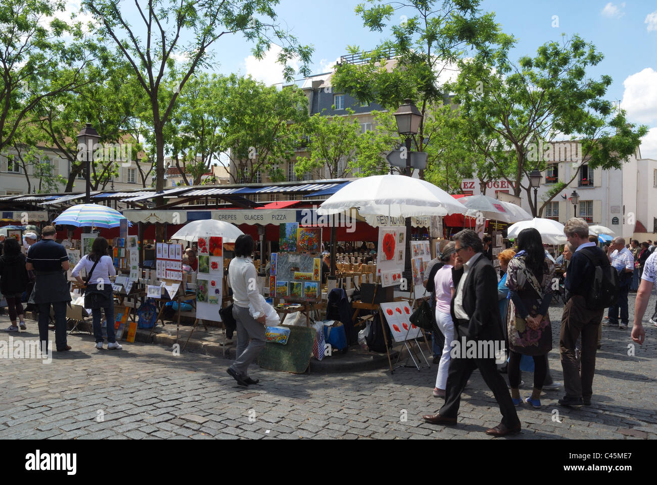 Durchsuchen die Künstler Touristen Ständen in Place du Tertre, Montmartre, Paris Stockfoto