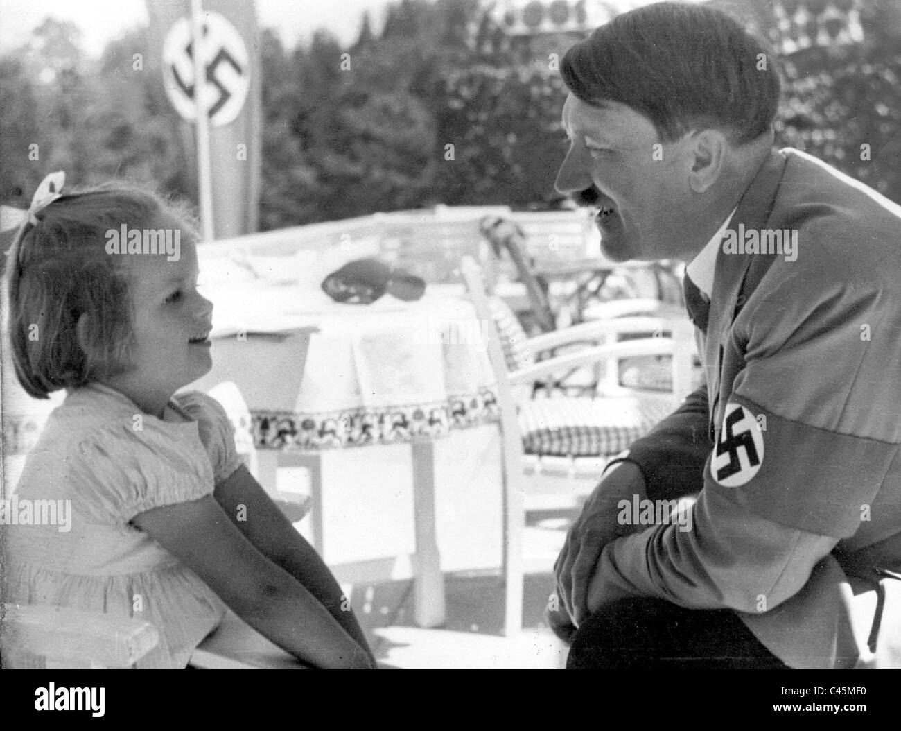 Adolf Hitler mit einem Kind auf dem Obersalzberg Stockfoto