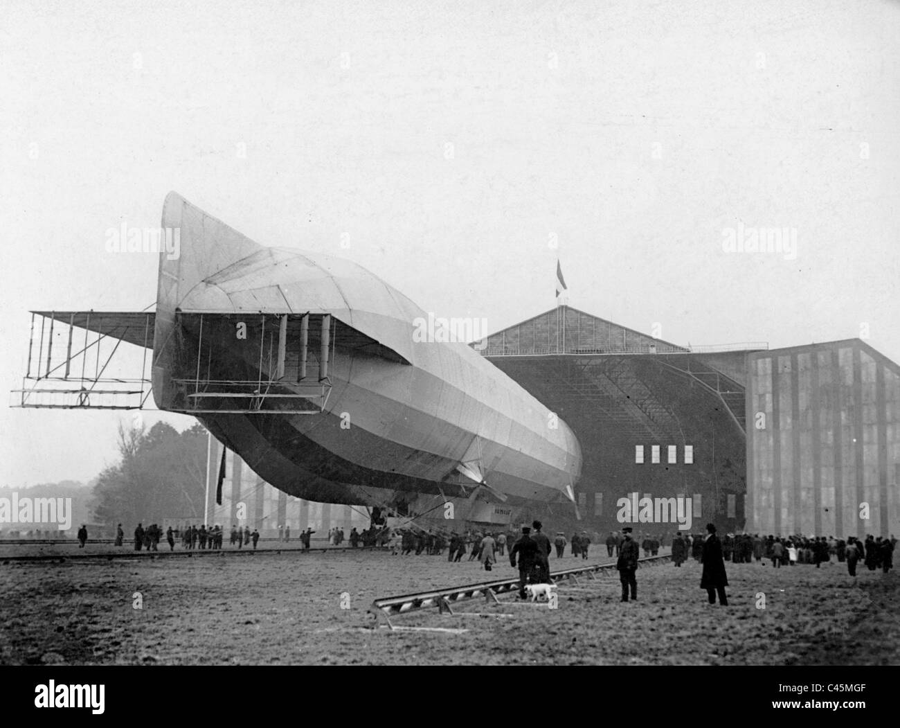 Das Zeppelin-Luftschiff "Hansa" (LZ 13) wird in den Ballon-Hangar, 1912 gezogen. Stockfoto