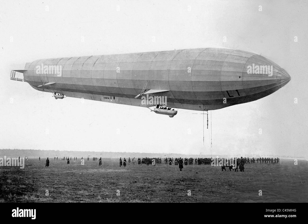 Marine Luftschiff "L 1" (LZ 14) während der Landung, 1913 Stockfoto