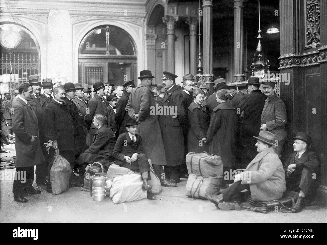 Geld-Kuriere warten draußen eine Filiale der Reichsbank in Berlin Stockfoto