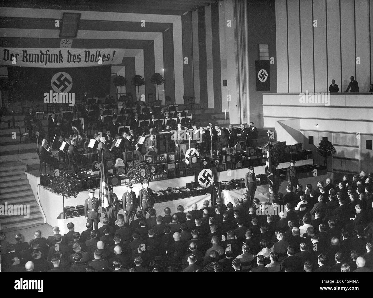 Gauleiter Schulze-Wechsungen sprechen auf die Verteilung des Radios in Berlin Stockfoto