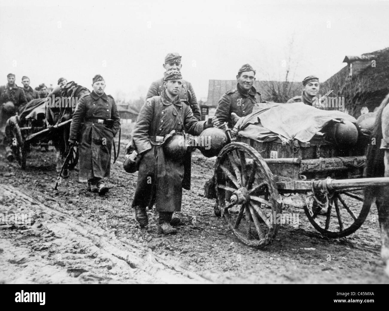 Deutsche Soldaten mit Pferd und Wagen an der Ostfront, 1941 Stockfoto