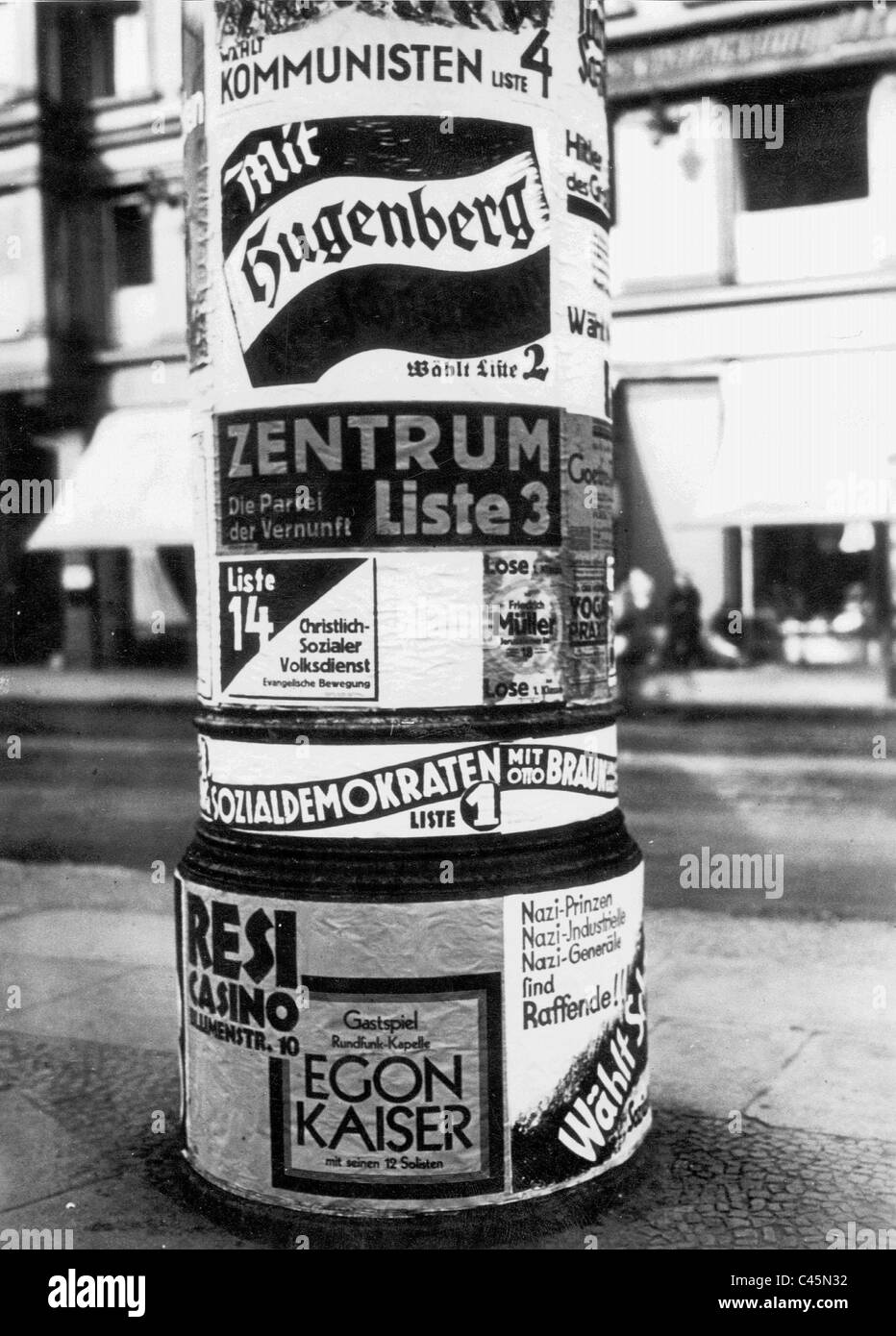 Litfaßsäule mit Wahlplakaten vor den Reichstagswahlen 1932 Stockfoto