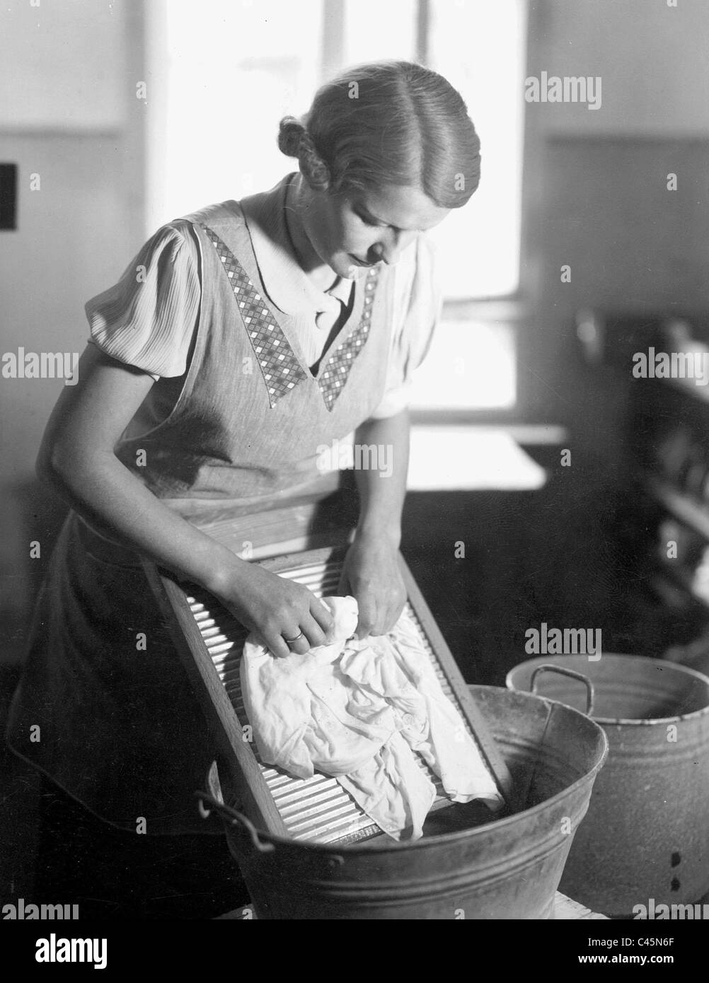 Frau beim Waschen, 30er Jahre Stockfoto
