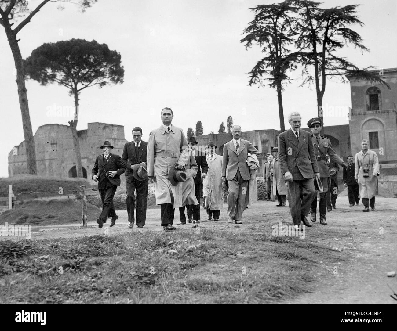 Rudolf Hess besucht das Forum Romanum in Rom, 1937 Stockfoto