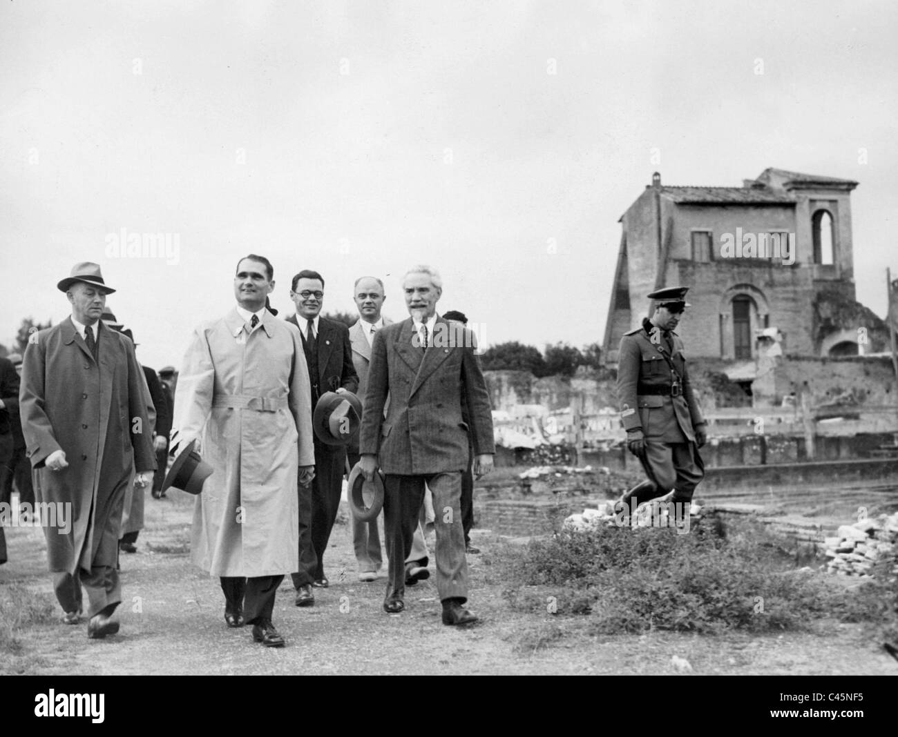 Rudolf Hess besucht das Forum Romanum in Rom, 1937 Stockfoto